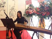 書院職員李穎儀小姐為畫展彈奏古箏，以悠揚的中國古典樂曲襯托國畫的高情雅韻。